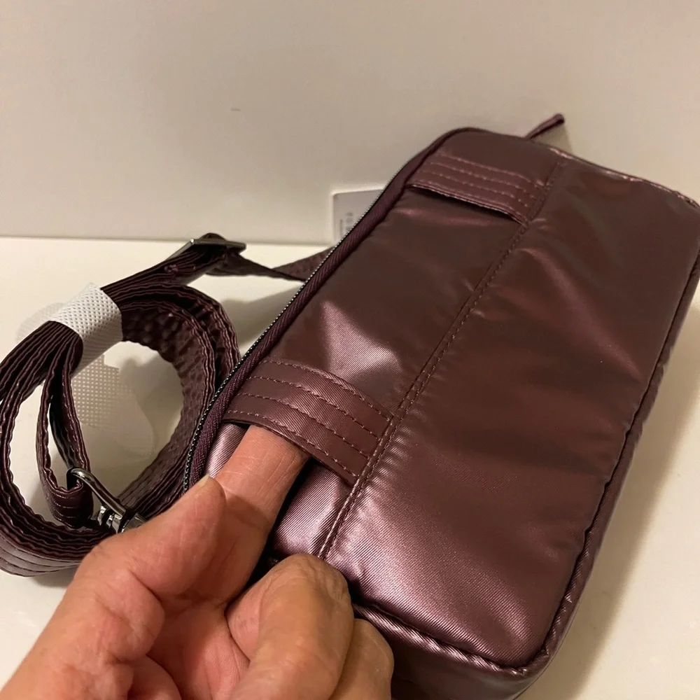 Lug Quilted RFID Convertible
Crossbody. Coupe 2. New Can attached to your belt - Picture 4 of 16